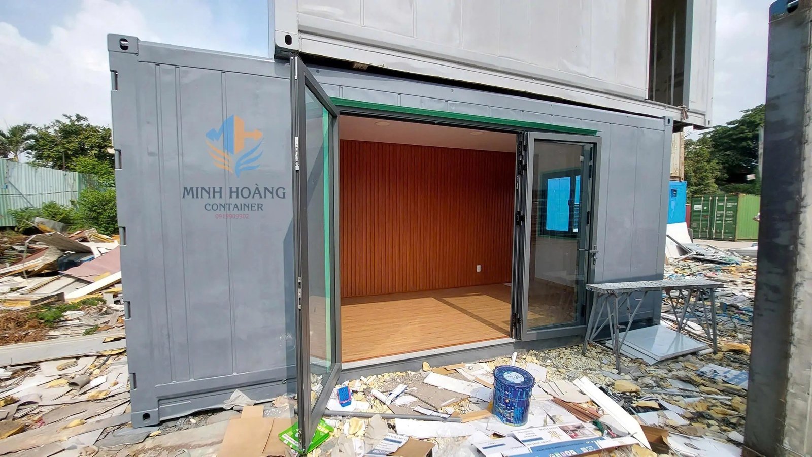 Container Văn Phòng 20 Feet Xám Hiện Đại – Nội Thất Ốp Gỗ Cao Cấp, Cách Nhiệt Tuyệt Đối